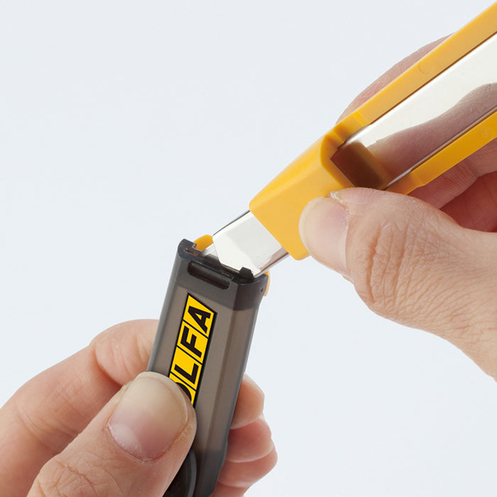 Cutter Estándar con contenedor de cuchillas 9mm - "OLFA DA-1"